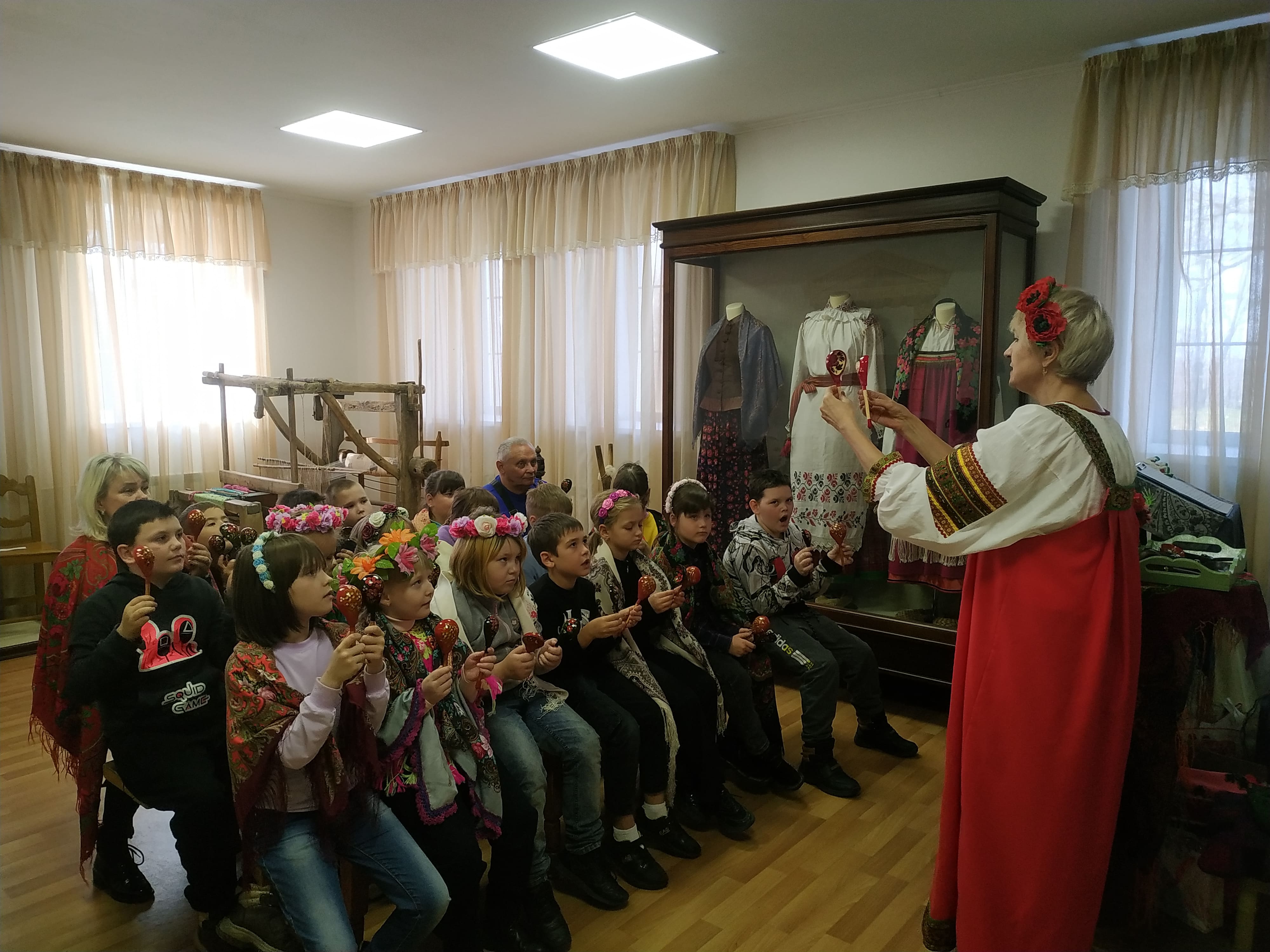 3 ноября в мемориально-культурном комплексе В.Ф. Раевского прошла очередная акция «Ночь искусств». Девиз акции – «Искусство объединяет».  Первыми посетителями были учащиеся МБОУ «ОК» СтартУМ» г. Губкина.  Побывав на интерактивной экскурсии по экспозиции музея ценители и любители поэзии узнали о жизни просветителя, публициста, участника Отечественной войны 1812 года В. Ф. Раевского.  В зале крестьянского быта посетители совершили виртуальное путешествие в прошлое, окунулись в атмосферу крестьянского труда и быта 19 века, «примерили» к себе некоторые предметы быта и орудия труда.  Желающие поиграли на древнейшим славянском ударном музыкальном инструменте – ложках.   Любители активного образа жизни смогли совершить прогулку по липовой аллее.  Прекрасная богословская природа, атмосфера дворянской усадьбы, насыщенная программа позволили жителям и гостям округа интересно и с пользой организовать свой досуг.  #ночьискусств #ночьискусств