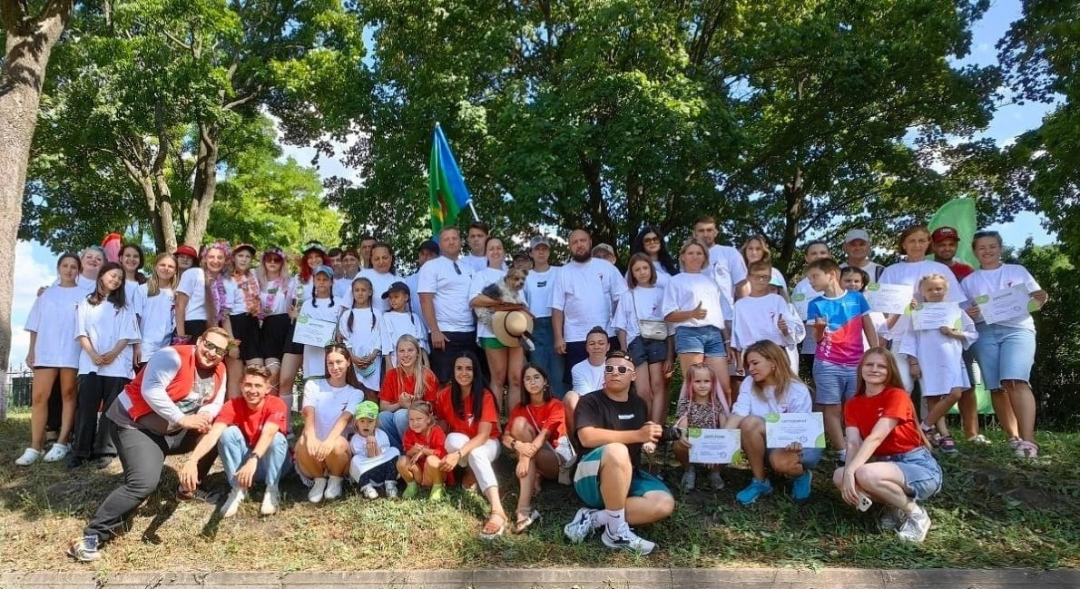 💥20 июля на территории МКК В.Ф. Раевского проходило региональное мероприятие, которое проводили активисты общественно – государственного движения детей и молодёжи «Движение Первых», посвященное Году семьи в России. Участниками были дети, их родители, бабушки и дедушки. Было организовано много интересных конкурсов и дел.  ✨ Научные сотрудники музея провели для гостей экскурсию.  💫С приветственным словом обратился к участникам глава Богословской сельской территориальной администрации И.Н. Глухенко.  📗Заведующая МКК В.Ф. Раевского М.В. Ковалёва наградила сертификатами участников экологического криза.